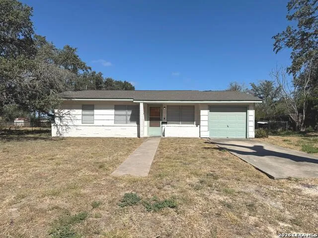 604 Mockingbird Devine, TX 78016