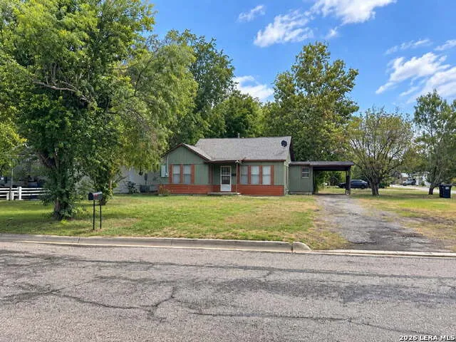 1117 30TH ST Hondo, TX 78861