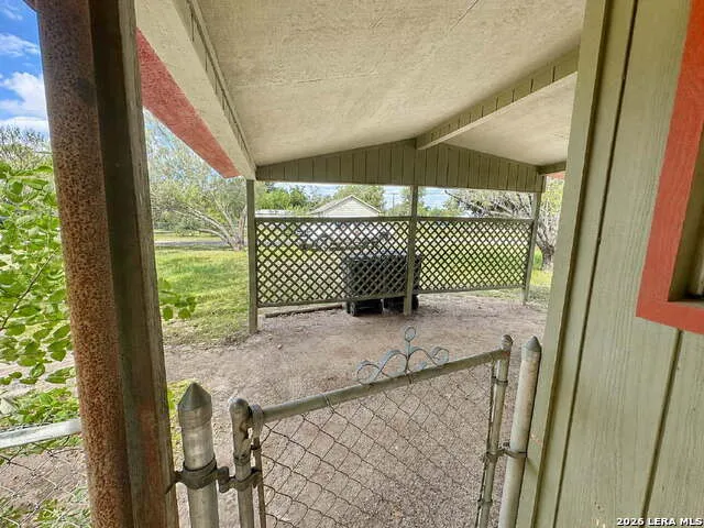 1117 30TH ST Hondo, TX 78861