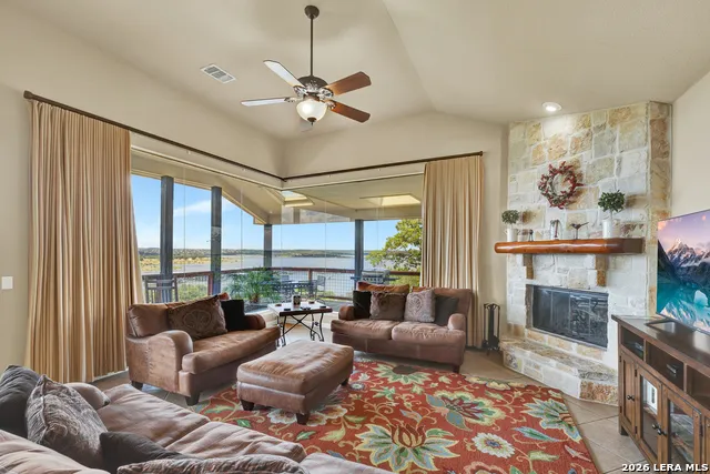 1525 W LAKESIDE DR Canyon Lake, TX 78133