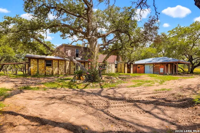 339 Shady Oaks Dr Floresville, TX 78114