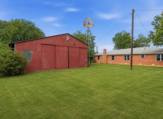 106 County Road 6611 Devine, TX 78016