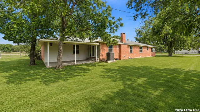 106 County Road 6611 Devine, TX 78016
