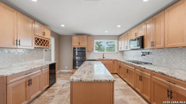 106 County Road 6611 Devine, TX 78016