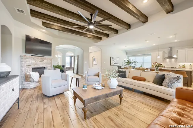 208 ENGLEWOOD LN Castroville, TX 78009