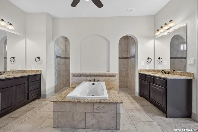 806 SHADY HOLW New Braunfels, TX 78132