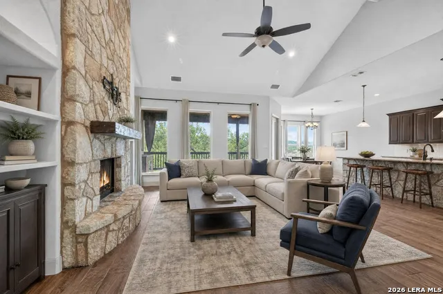 806 SHADY HOLW New Braunfels, TX 78132
