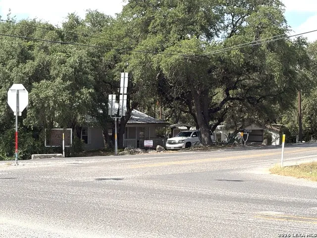 9317 Park Road 37 Lakehills, TX 78063