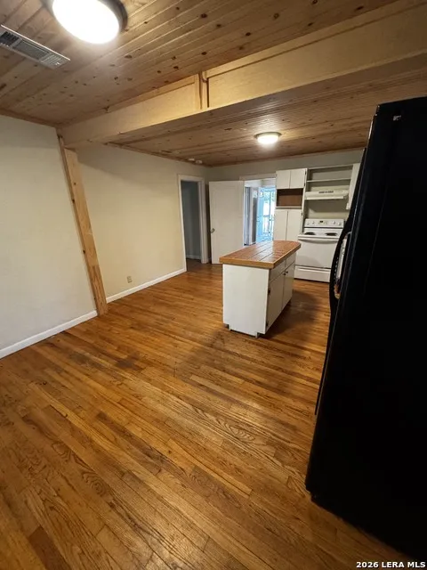 9317 Park Road 37 Lakehills, TX 78063