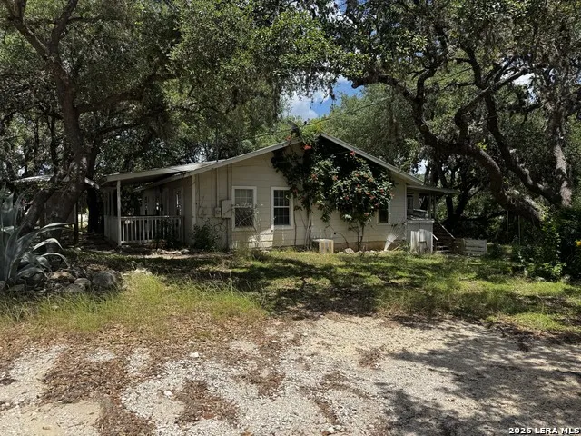 9317 Park Road 37 Lakehills, TX 78063