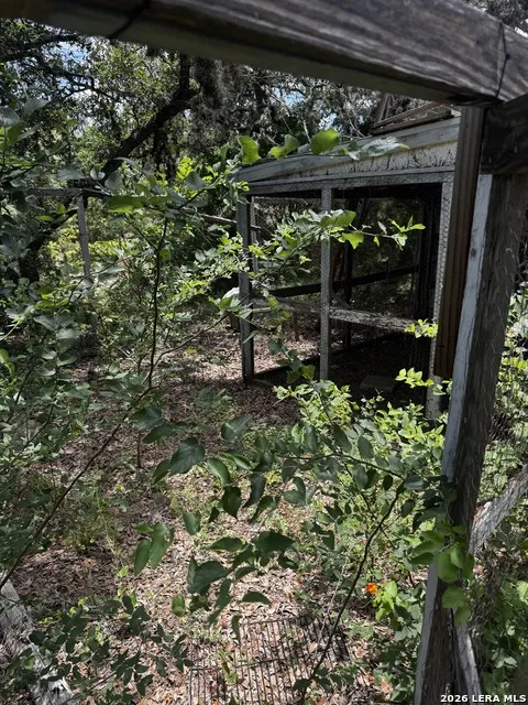 9317 Park Road 37 Lakehills, TX 78063