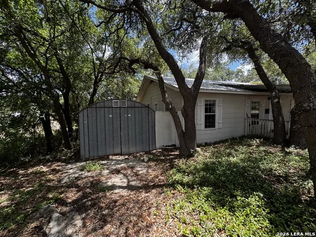 9317 Park Road 37 Lakehills, TX 78063