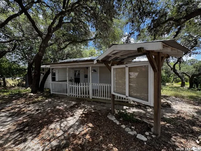 9317 Park Road 37 Lakehills, TX 78063