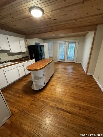 9317 Park Road 37 Lakehills, TX 78063