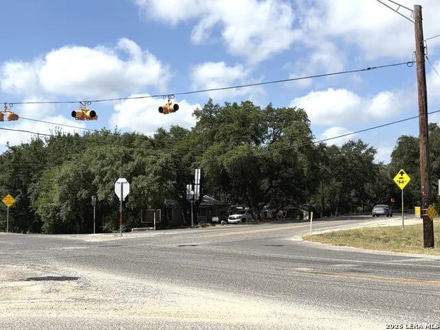 9317 Park Road 37 Lakehills, TX 78063
