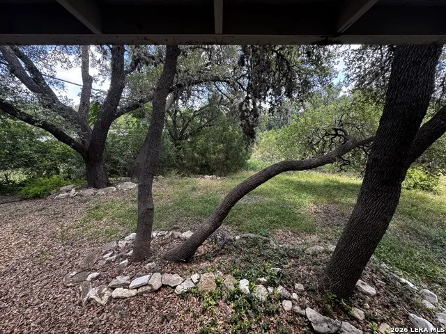 9317 Park Road 37 Lakehills, TX 78063