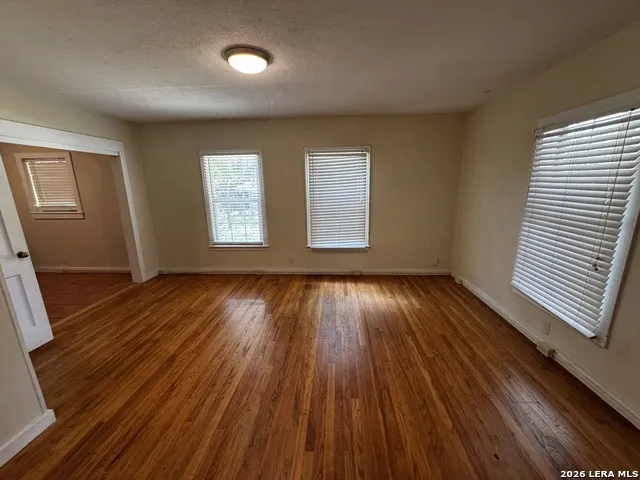 9317 Park Road 37 Lakehills, TX 78063