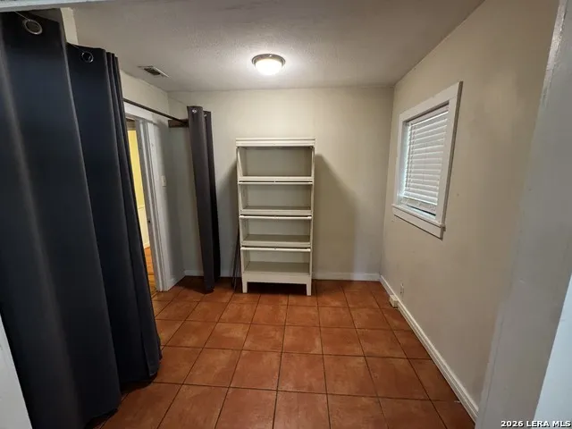 9317 Park Road 37 Lakehills, TX 78063