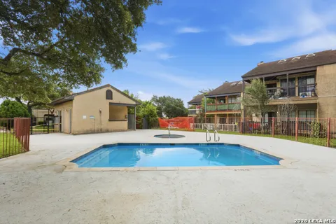 6100 Woodlake Pkwy #605