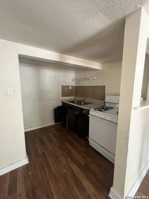 1730 W Poplar San Antonio, TX 78207