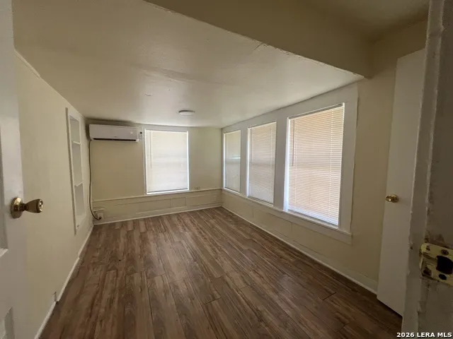 1730 W Poplar San Antonio, TX 78207