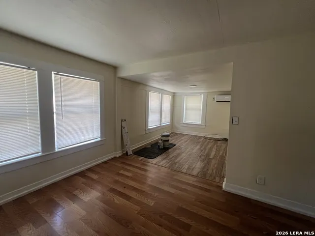 1730 W Poplar San Antonio, TX 78207