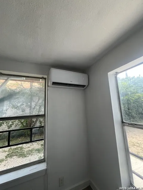 1730 W Poplar San Antonio, TX 78207
