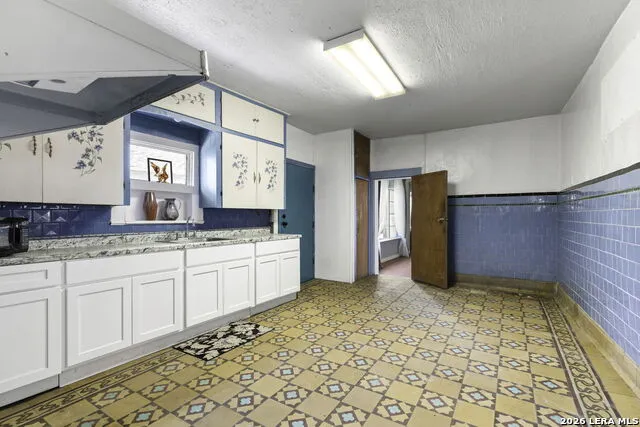 926 S Laredo San Antonio, TX 78204