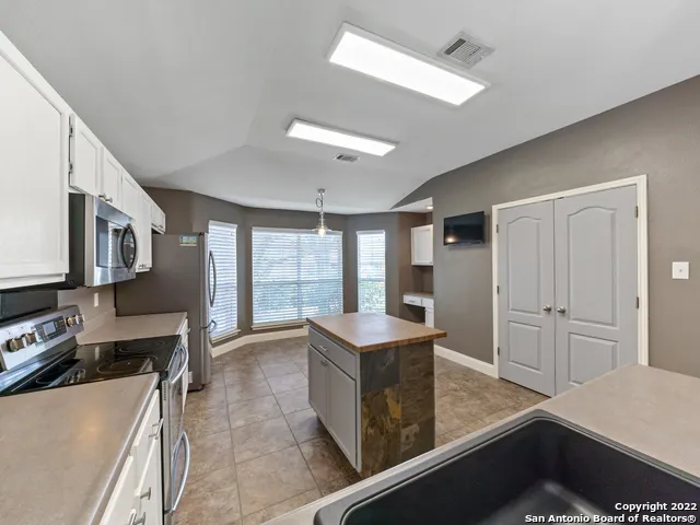 9807 SANDIE Helotes, TX 78023
