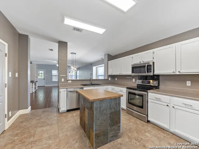 9807 SANDIE Helotes, TX 78023