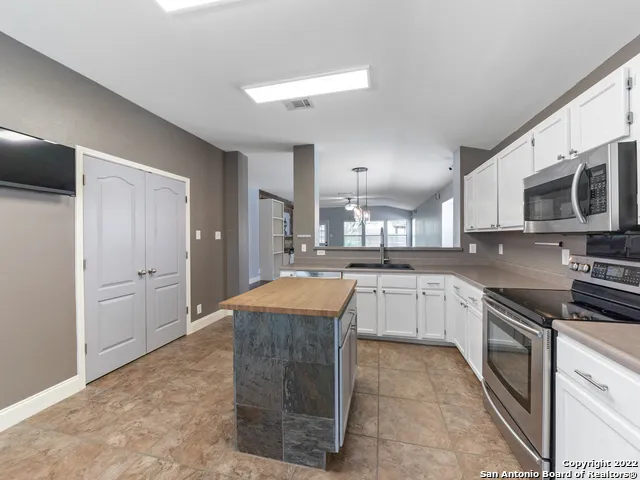 9807 SANDIE Helotes, TX 78023