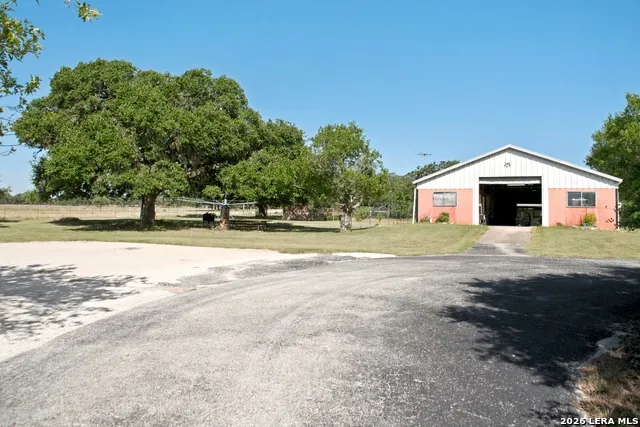 1282 Kendalia Rd Blanco, TX 78606