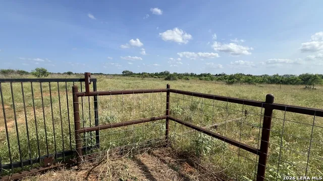 4167 County Road 136 Floresville, TX 78114