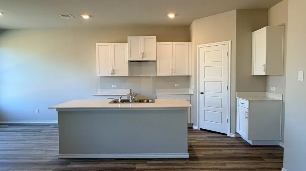 908 PARKVISTA DRIVE Cleburne, TX 76031