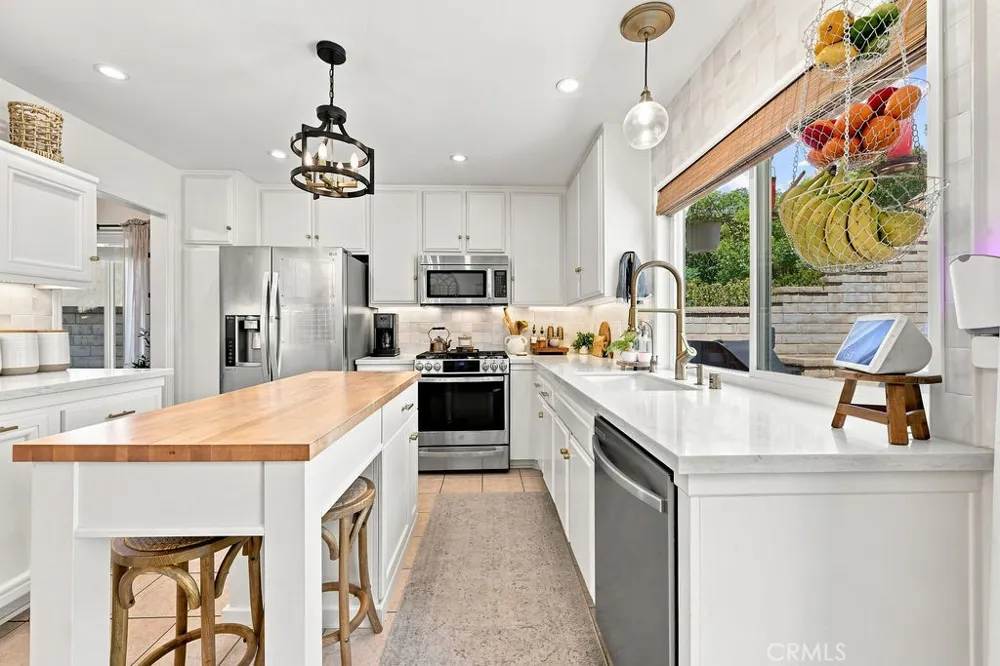 21919 Grovepark Saugus, CA 91350