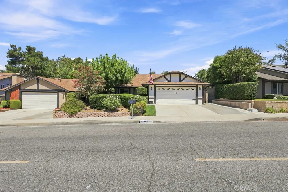 21919 Grovepark Saugus, CA 91350