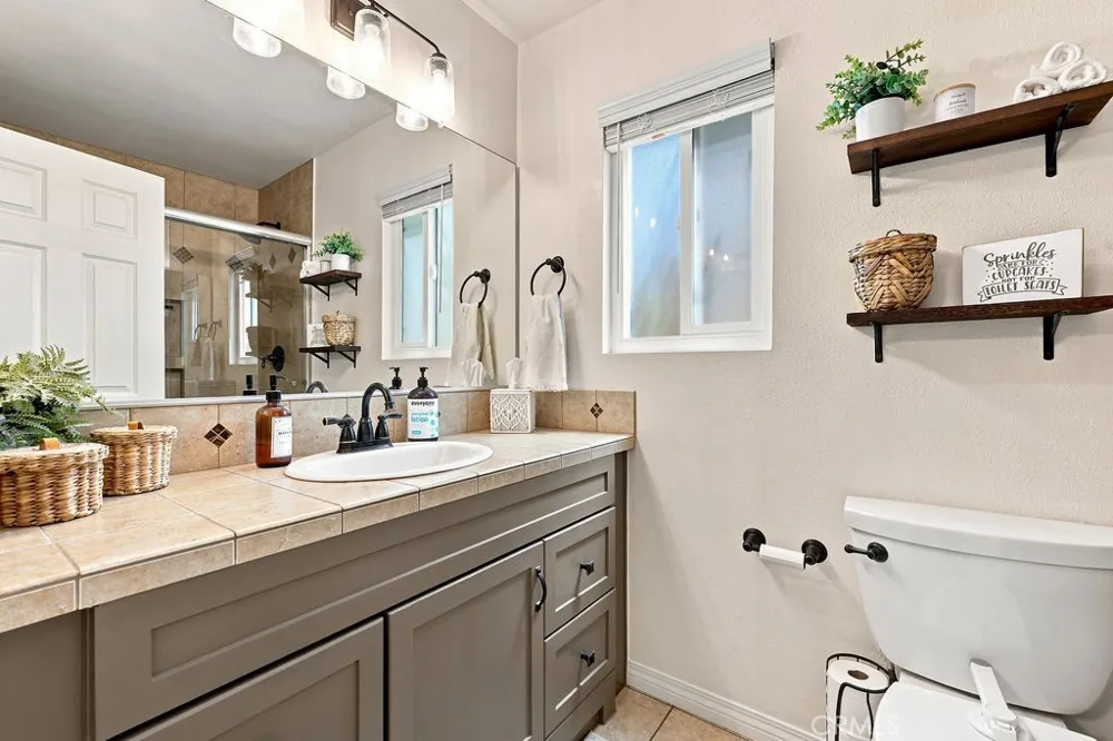 21919 Grovepark Saugus, CA 91350