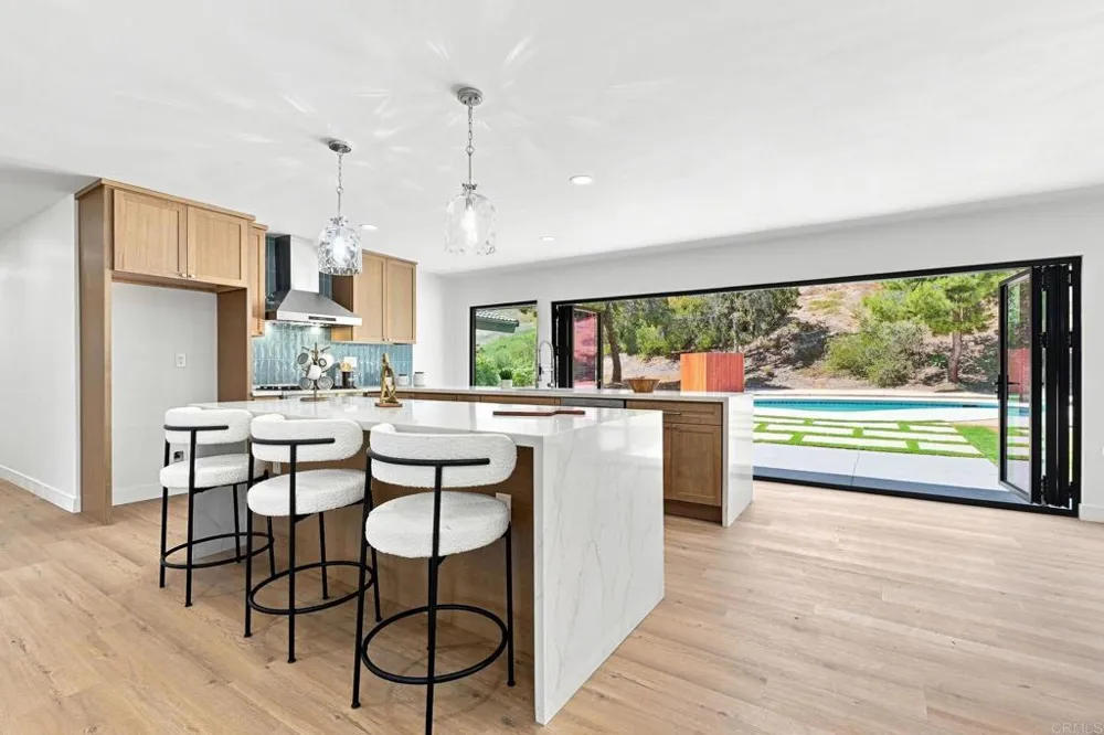 1021 Calle Escarpada Bonita, CA 91902