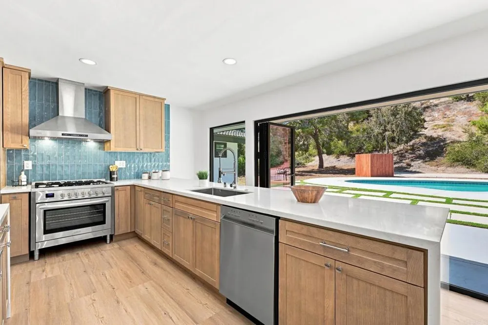 1021 Calle Escarpada Bonita, CA 91902