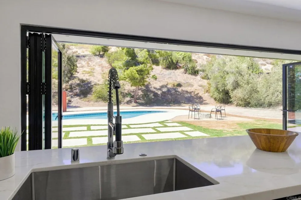 1021 Calle Escarpada Bonita, CA 91902