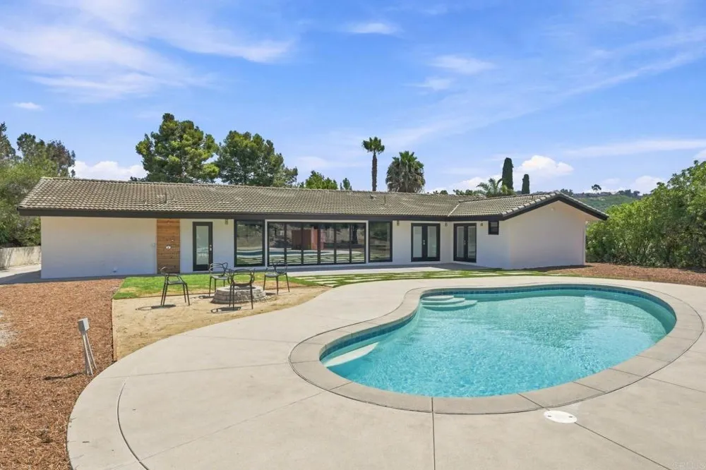 1021 Calle Escarpada Bonita, CA 91902