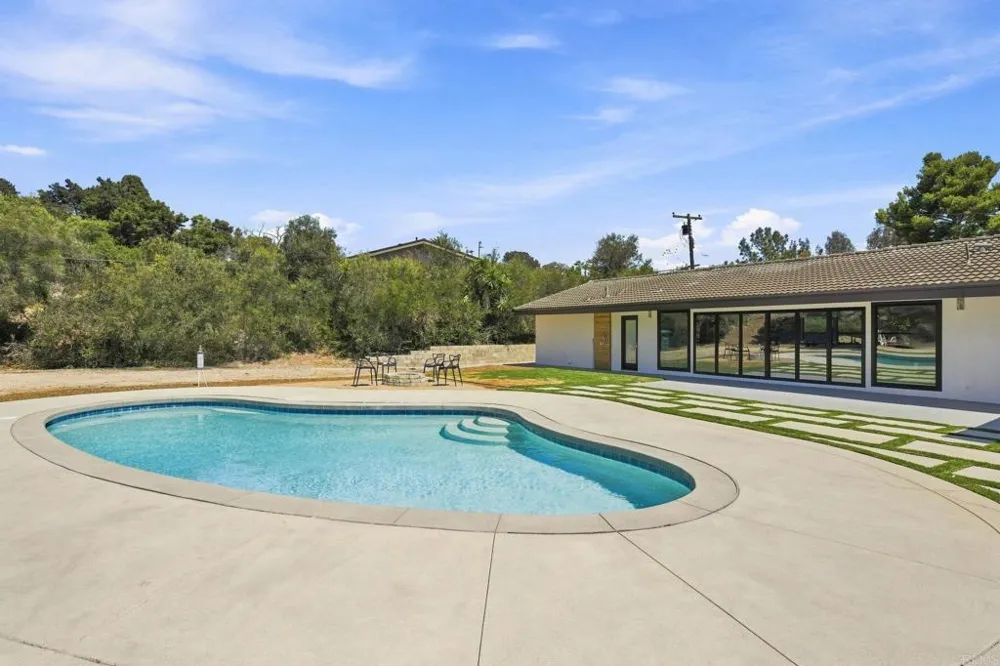 1021 Calle Escarpada Bonita, CA 91902