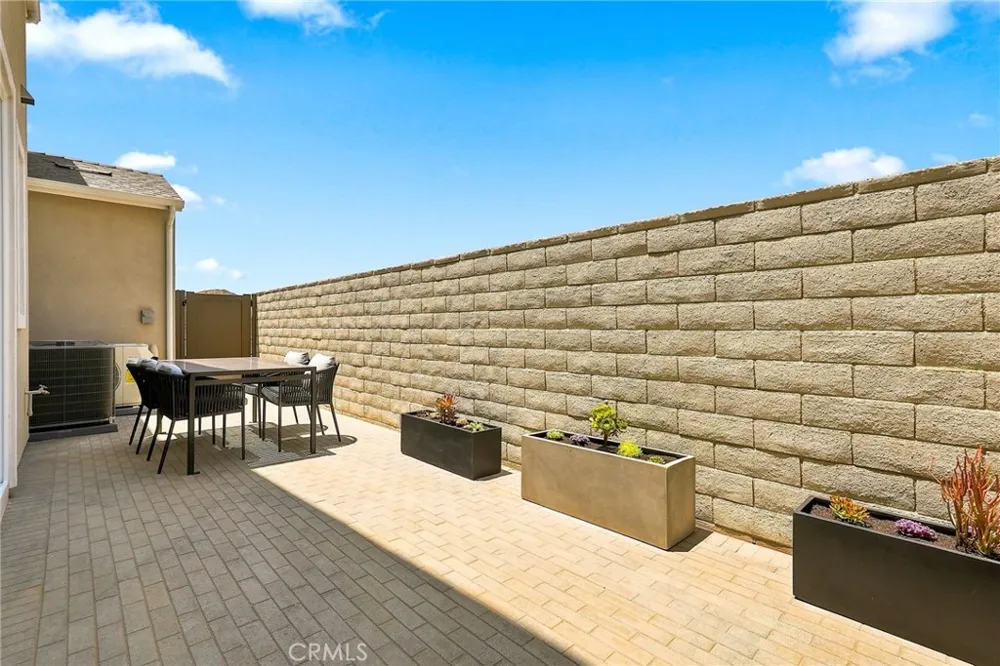27235 Reed Lane Valencia, CA 91381