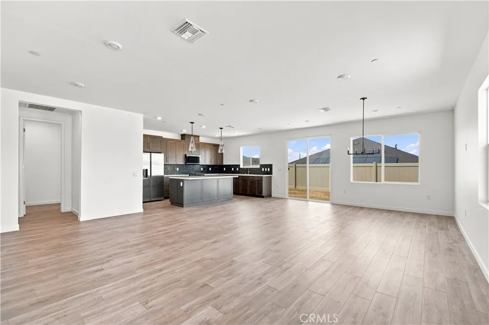 3253 E Avenue J-4 Lancaster, CA 93535