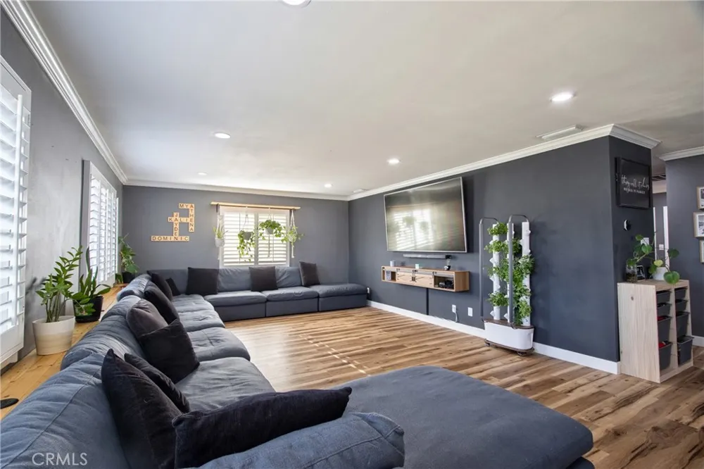910 W Granada Court Ontario, CA 91762