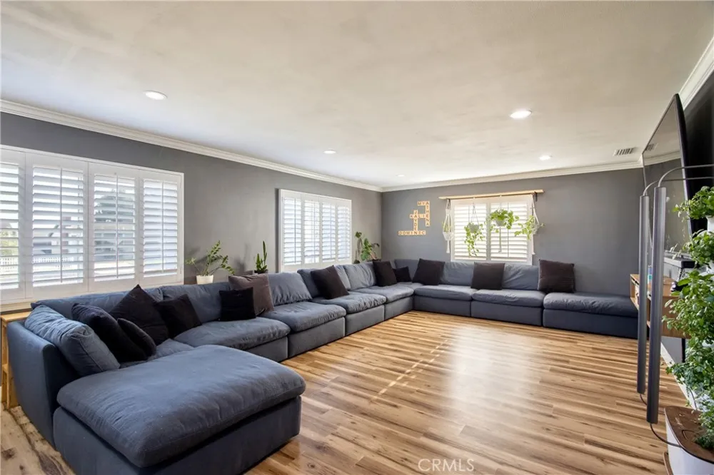 910 W Granada Court Ontario, CA 91762