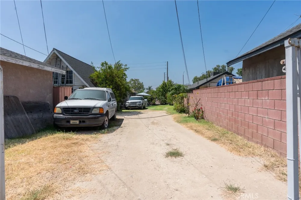 325 W Crescent Drive Azusa, CA 91702