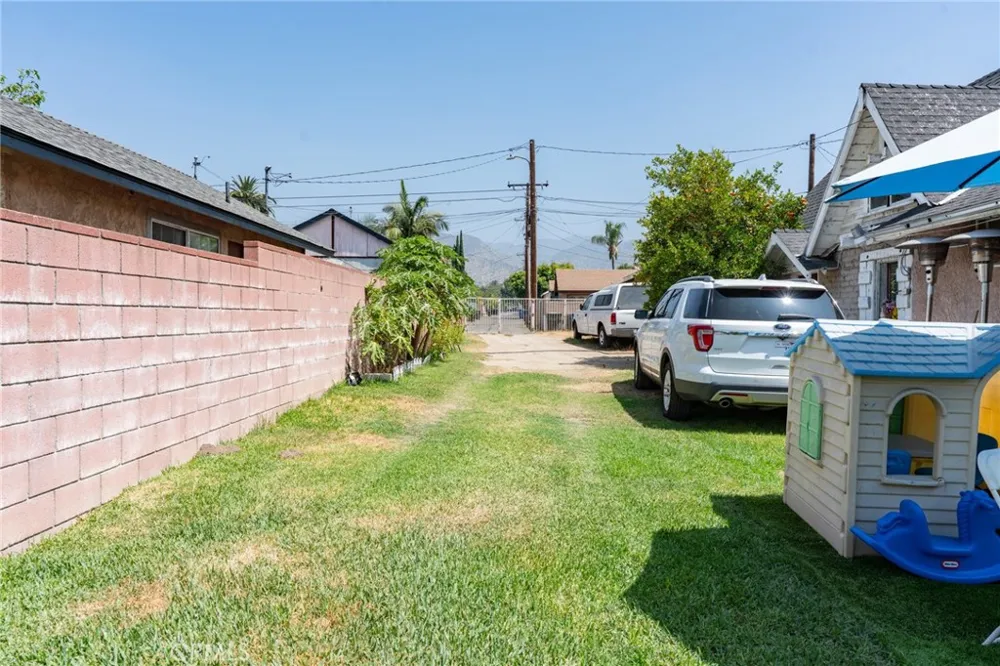 325 W Crescent Drive Azusa, CA 91702