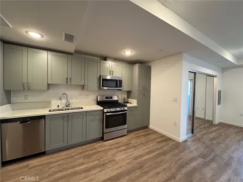 1025 S Berendo Street #404