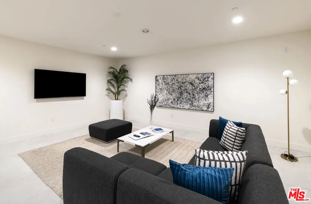 3651 Regal Place #102 Los Angeles, CA 90068